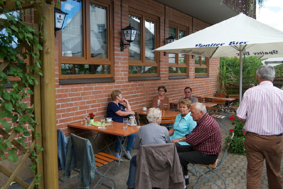 der Biergarten fllte sich