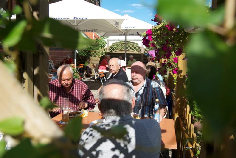 gut gefllter Biergarten