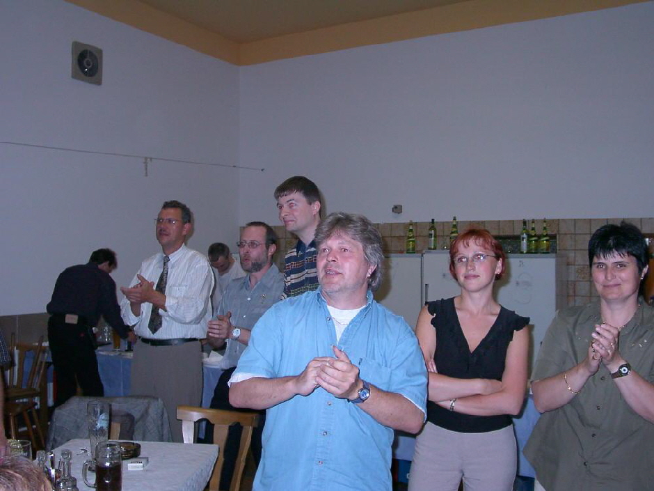 Doch auch andere knnen sich der guten Showeinlage nicht entziehen.
Im Vordergrund: Gerhard Augustin im hellblauen Hemd.