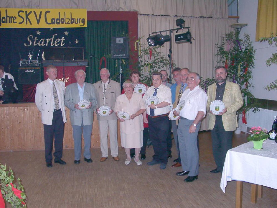 Am Ende des offiziellen Teils des Festabends wurden  Mitglieder fr ihre langjhrige Mitgliedschaft und/oder herausragende Leistungen durch den Verein geehrt. berreicht wurden Ehrennadeln mit Kranz in Bronze, Silber und Gold, sowie Sekt, Wein und Ehrenteller.
Auf dem Bild sehen wir v. l. Erich Raatz, Grndungsmitglied Walter Schneider, Hannes Hirdina, Gretel Wei, Inge Eder, Erwin Geist, Robert Br, Herbert Zettel, Rudolf Pfund, Helmut Geist und Gnther Gall.
Die Ehrungen verla Erich Raatz und Claus Pierer berreichte die Auszeichnungen.