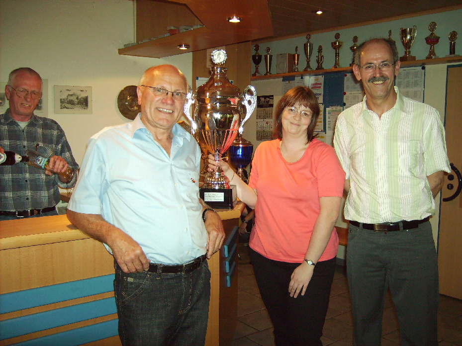 Tanja Behringer aus der Cadolzburger Siegermannschaft zeigt stolz den neuen Damenpokal, links erkennen wir den 2. Brgermeister der Marktgemeinde Heinz Hhnermann - rechts SKV Sportwart Hans Wrner.