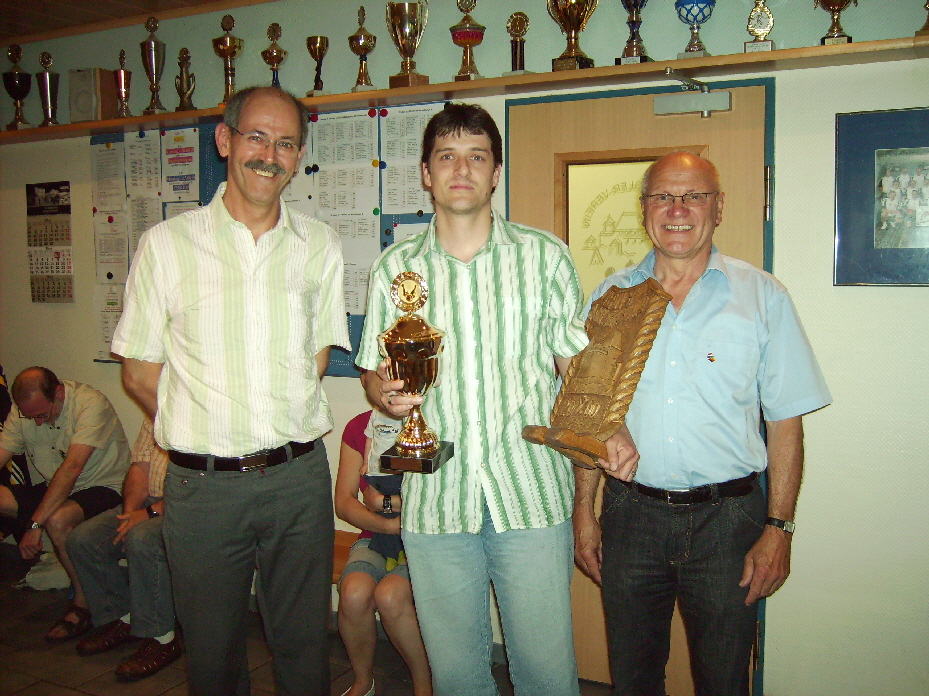 Der 2. Brgermeister Heinz Hhnermann rechts im Bild, von der Marktgemeinde Cadolzburg, gratuliert Christian Mutschler in der Bildmitte vom TV Eibach zum Gewinn des Rangau Wanderschildes. Links im Bild ist der SKV Sportwart Hans Wrner zu erkennen, der routiniert die zahlreichen Pokale bei Siegerehrung an den Mann/Frau brachte.