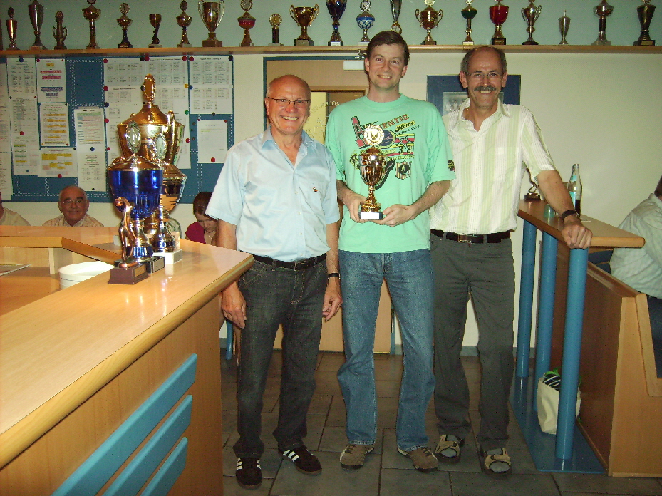 In der Bildmitte sehen wir Stefan Roth vom SKC 1 mit dem Pokal fr den 3. Platz der Gruppe A.